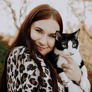 来自印第安纳州职业学院的阿莱娜抱着她的猫. 